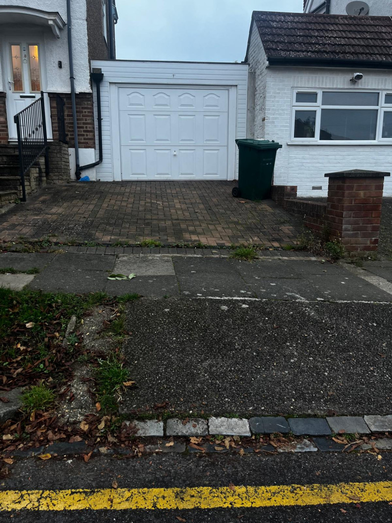 Parking on Elton Avenue, EN5
