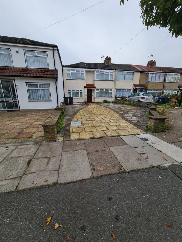 parking space on front drive in residential area for £5 per day