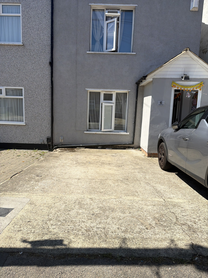 Parking on Aveley Road, RM1