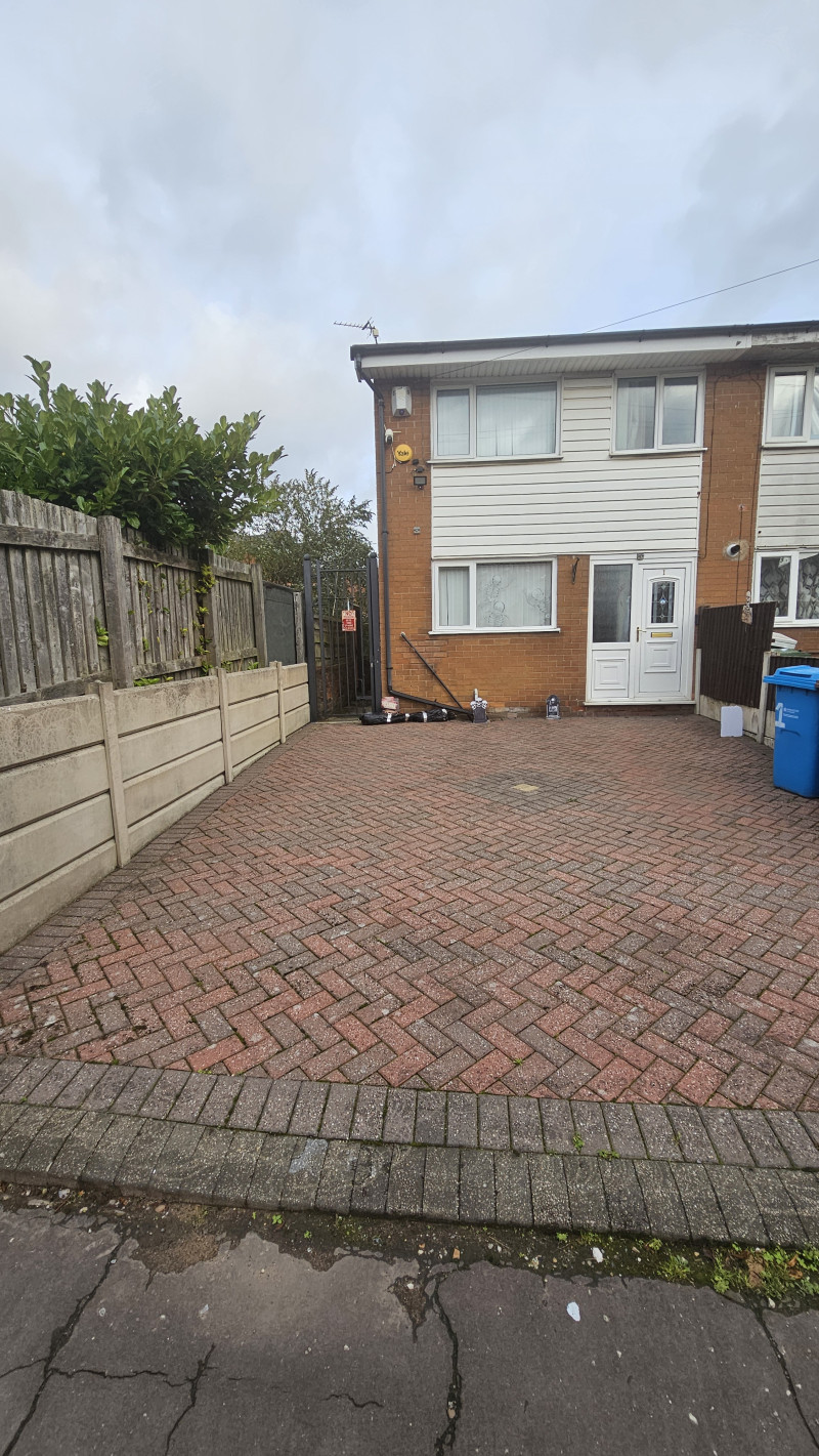 Parking on Mabel Street, M40