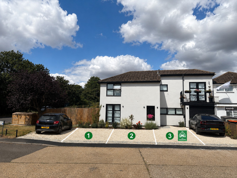 Parking on Himley Green, LU7