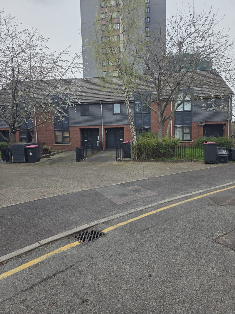 Parking on Anaconda Drive, M3