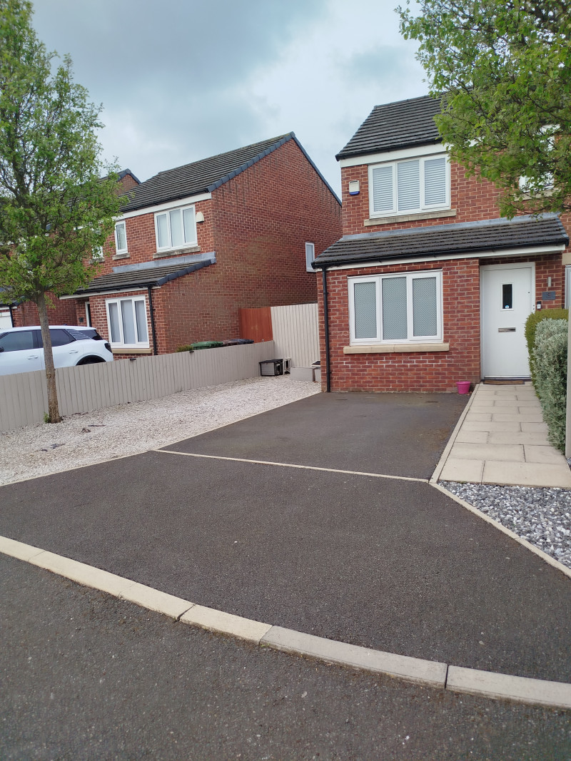 Parking on Tulipwood View, L9