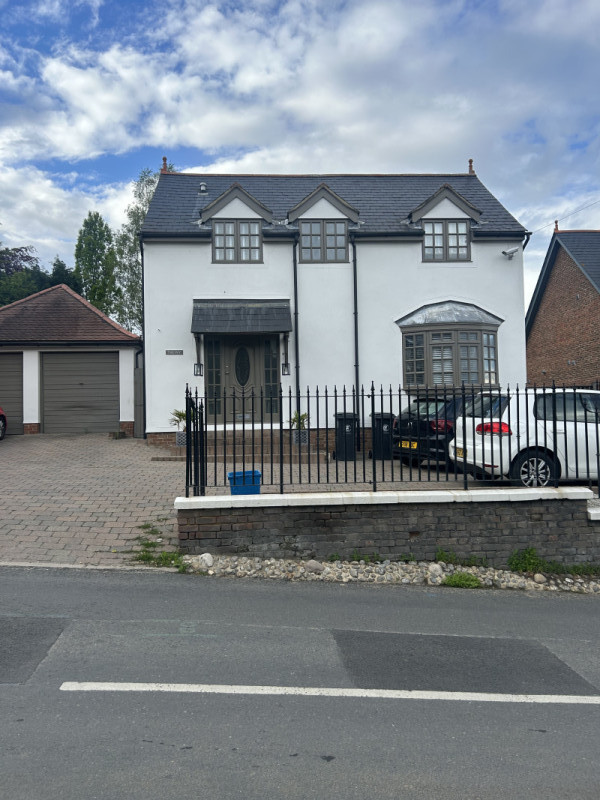 Parking on A Ivy Chimneys Rd, Epping, CM16 from £1.20 per hour