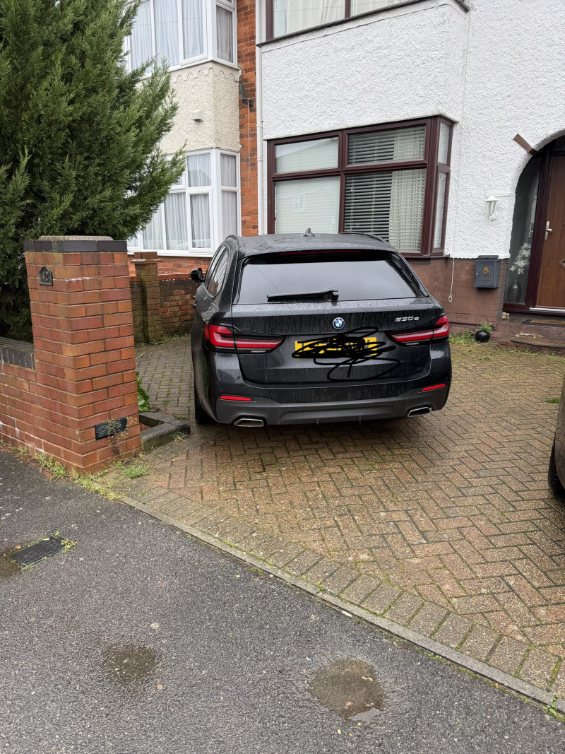 Parking on Hollybush Road, LU2