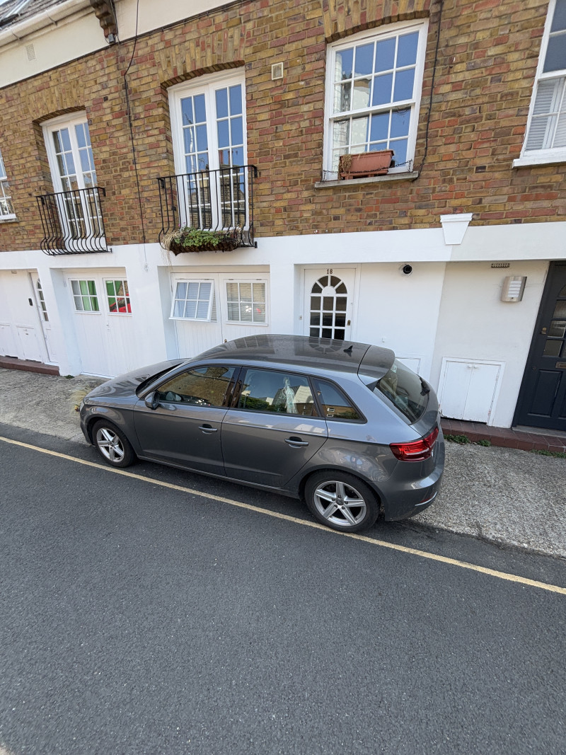 Parking on Royal Crescent Mews, W11