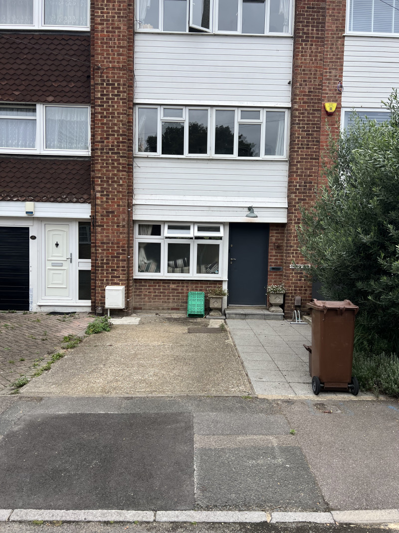 Parking on Samantha Close, E17