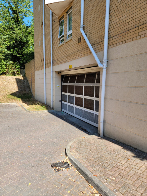 Parking on Wheeler Place, Bromley, BR2 from £1.40 per hour