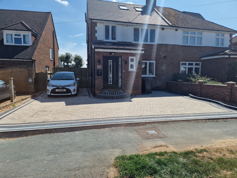 Parking on The Ridgeway, AL4