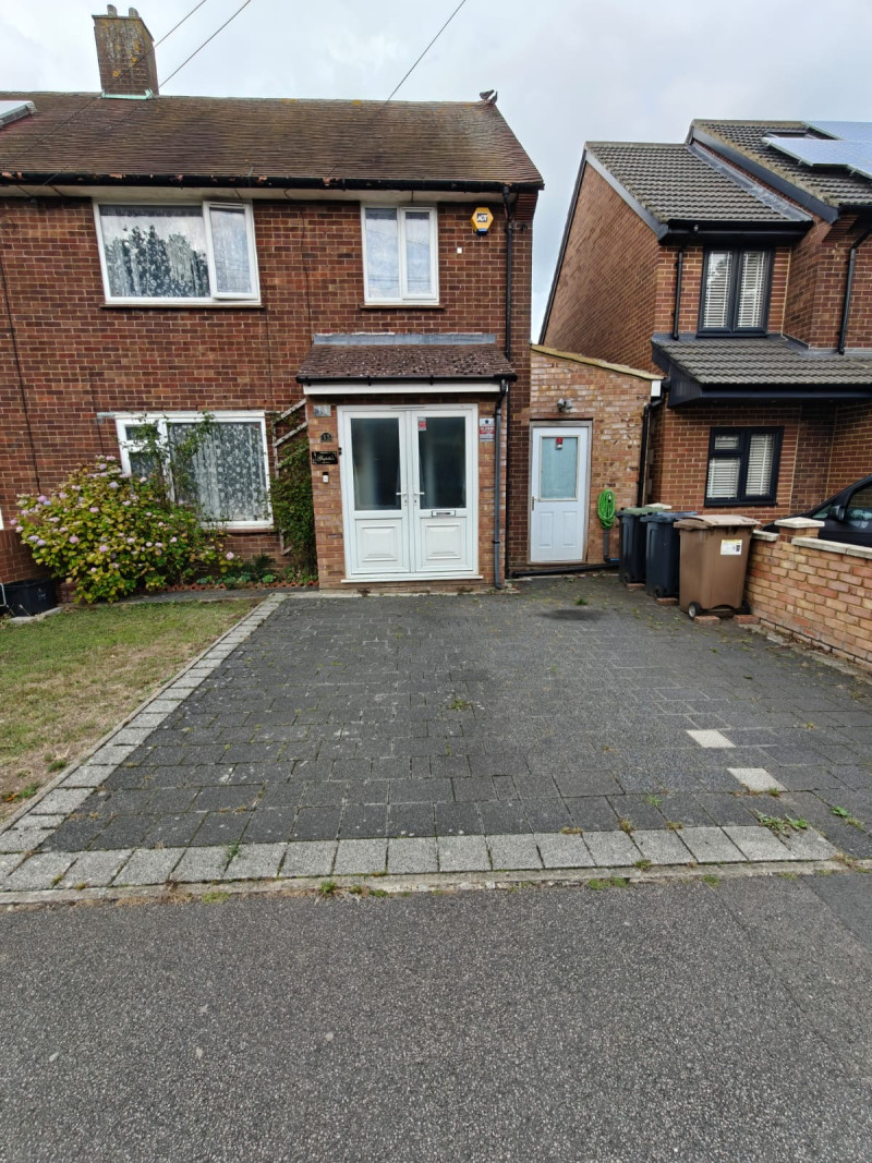 Parking on Rotherham Avenue, LU1