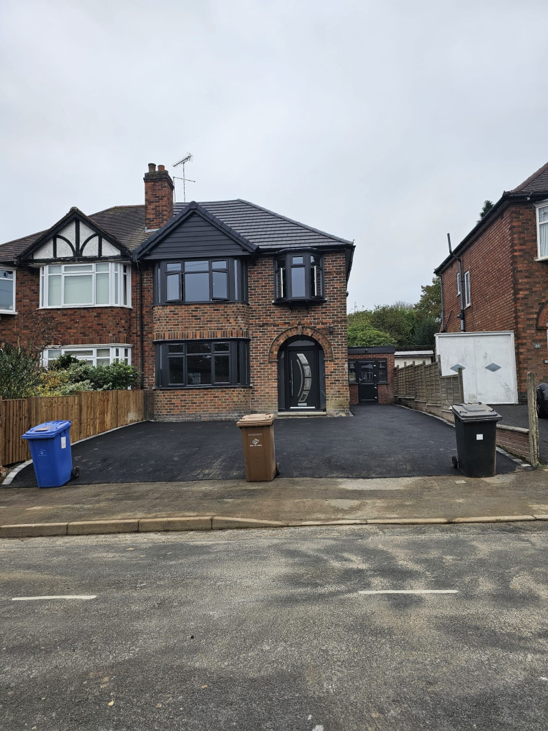 Parking on Elms Avenue, DE23