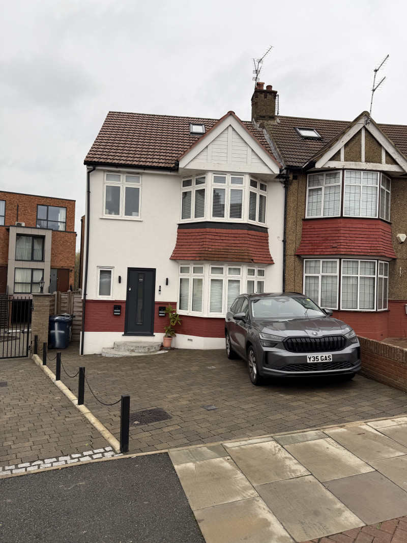 Parking on St. Margarets Avenue, N20