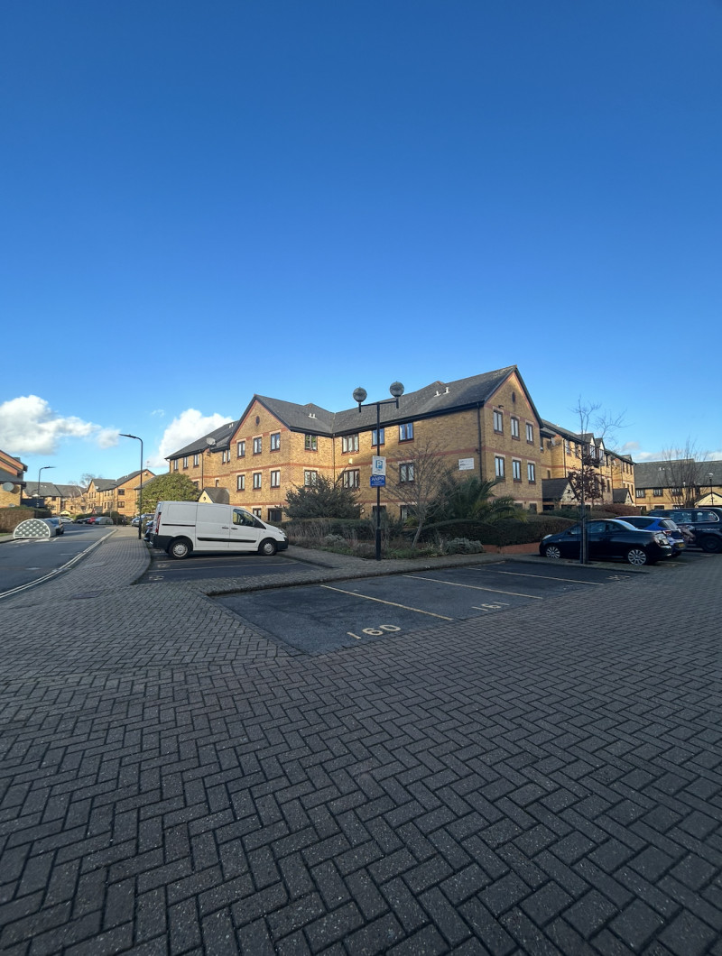 Parking on Riverside Close, E5