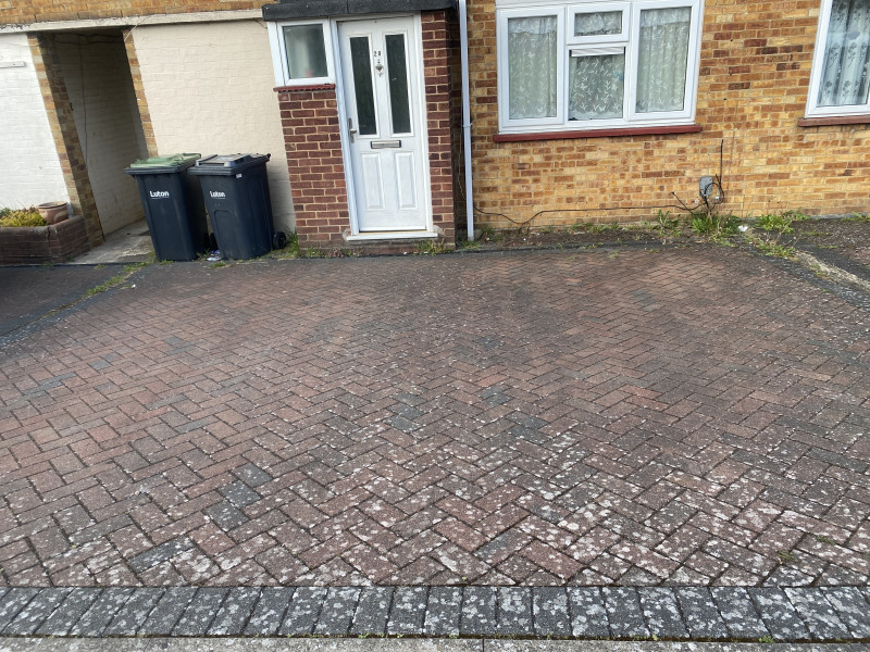 Parking on Garretts Mead, LU2