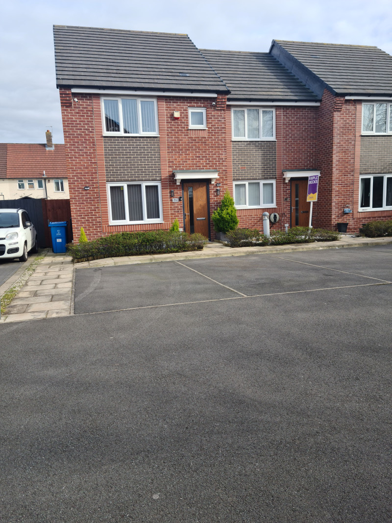 Parking on Hammond Drive, L24