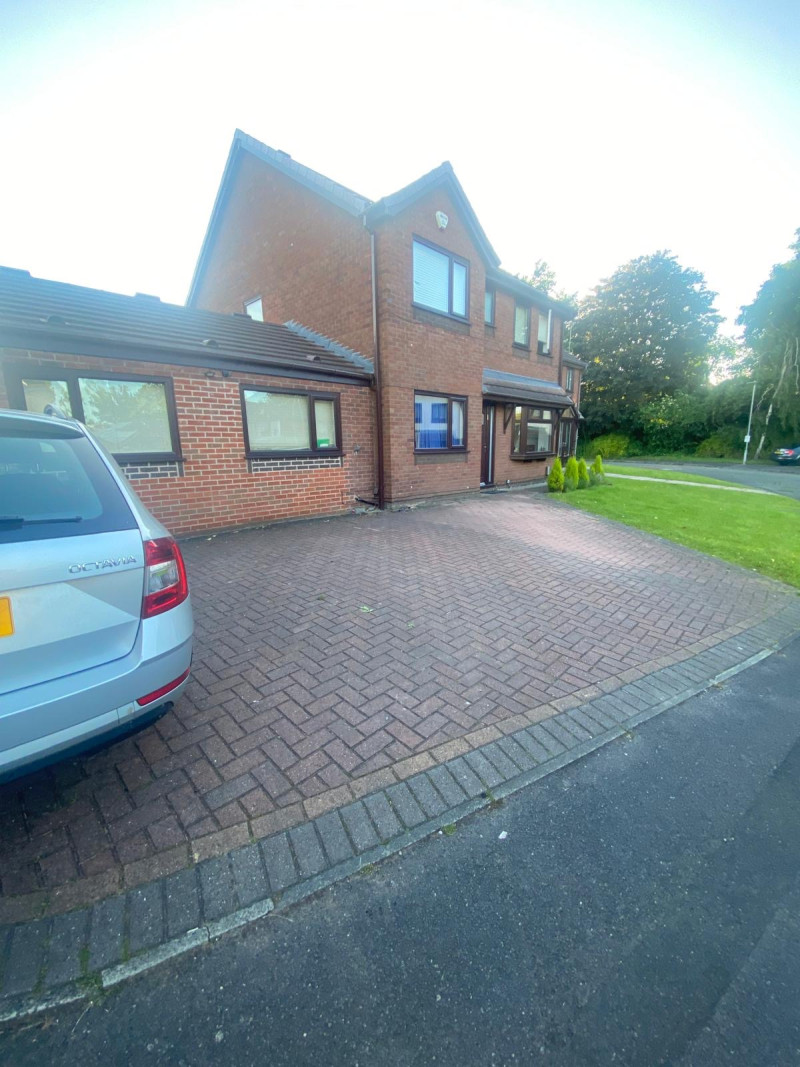 Parking on Watkins Drive, M25