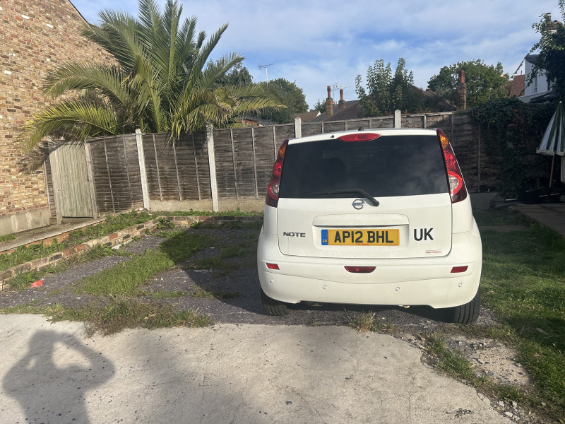Parking on Wellesley Road, E11