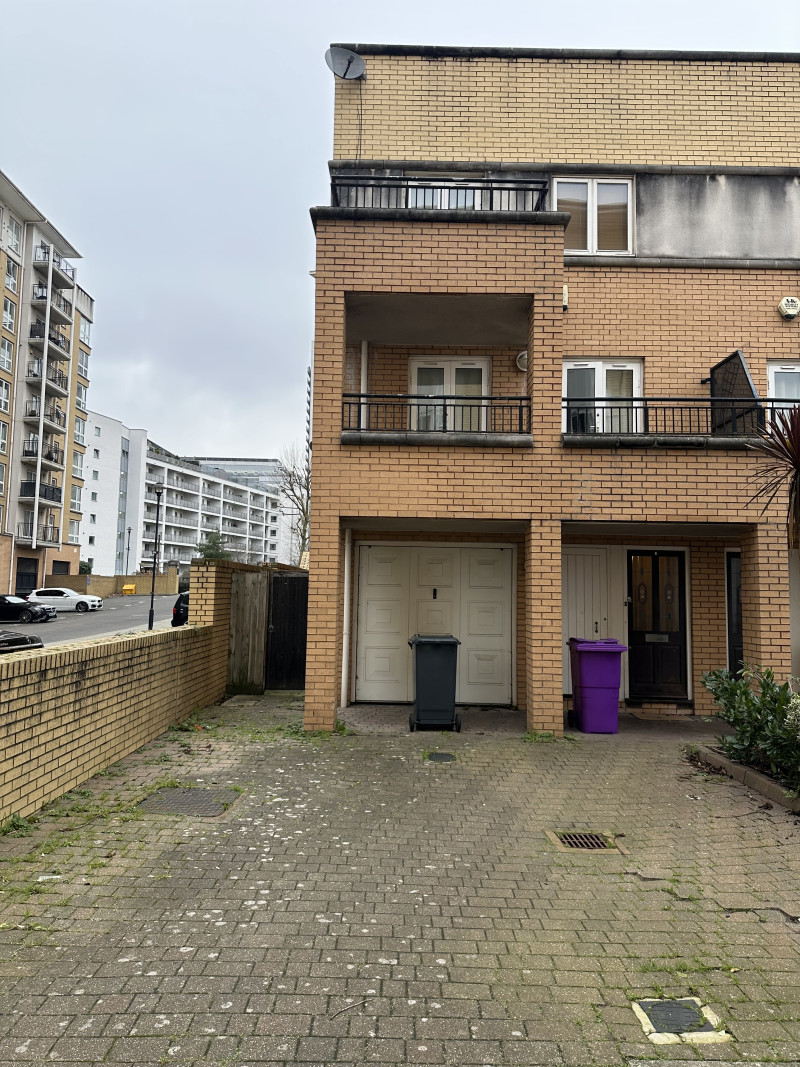 Parking on Jamestown Way, E14