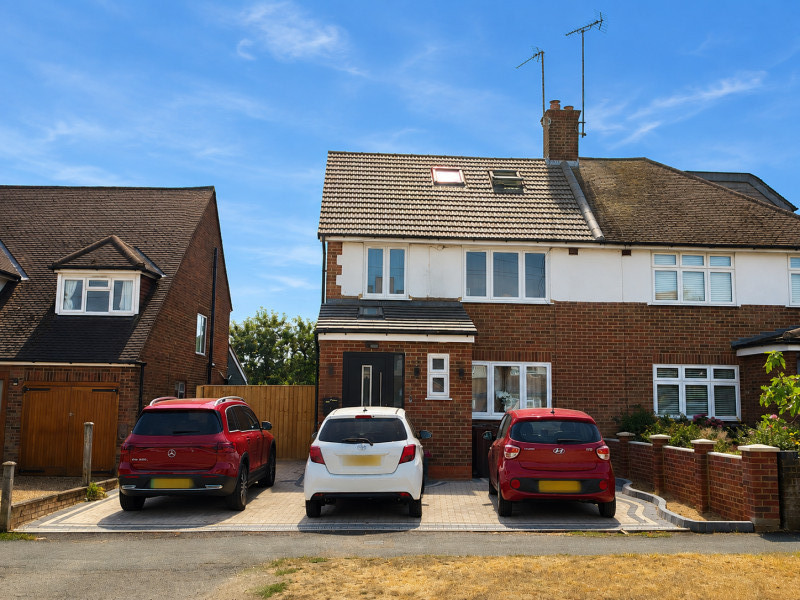 Parking on The Ridgeway, AL4