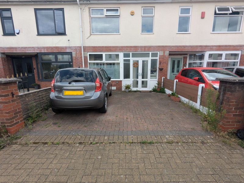 Parking on Thornbury Road, M32